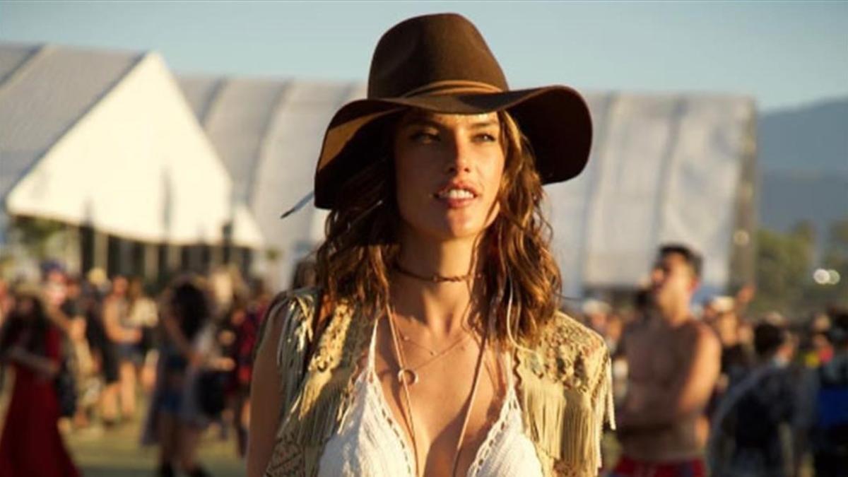 Las estrellas desfilan con 'looks' festivaleros en Coachella