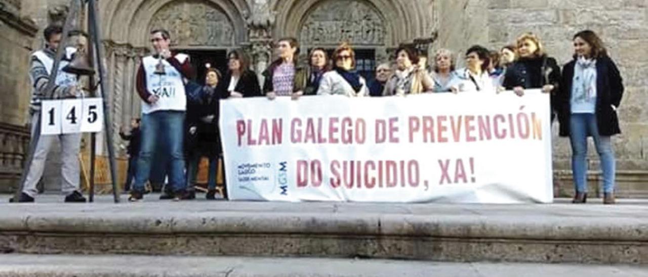 El Movemento Galego pola Saúde Mental en la plaza de Praterías recordando el suicidio del día. // Faro