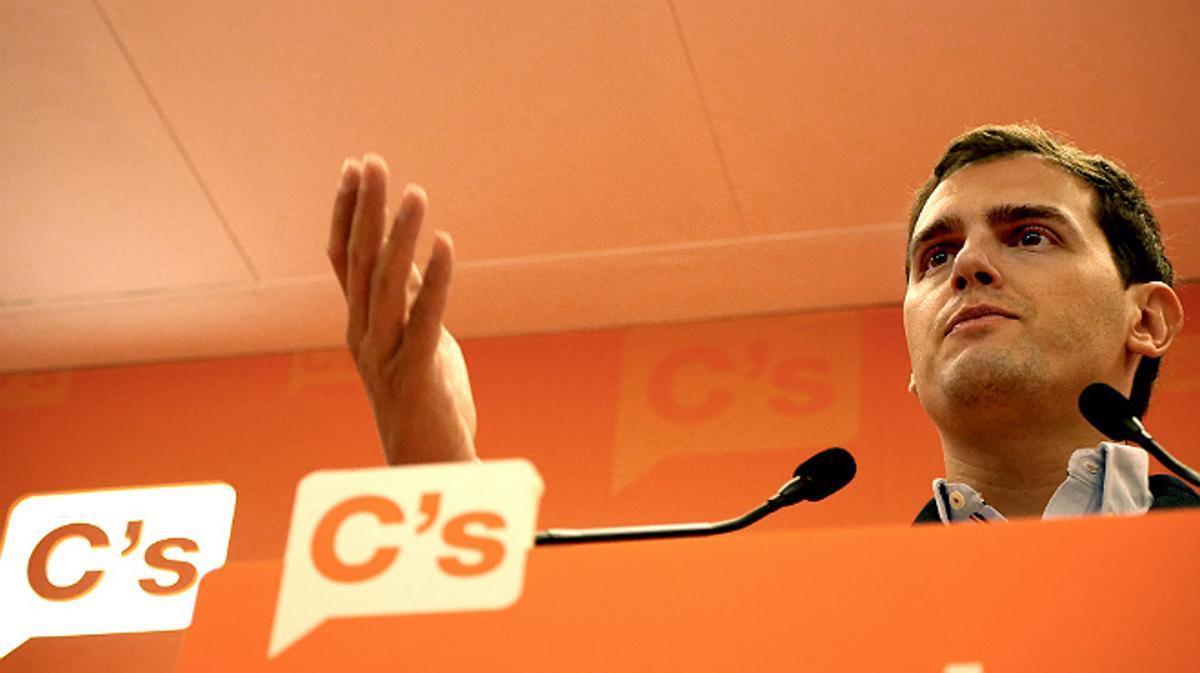 Rueda de prensa de Albert Rivera en la cual, recomienda al PP y al PSOE que no hablen tanto de Ciudadanos y que hagan autocrítica y trabajen para la recuperación