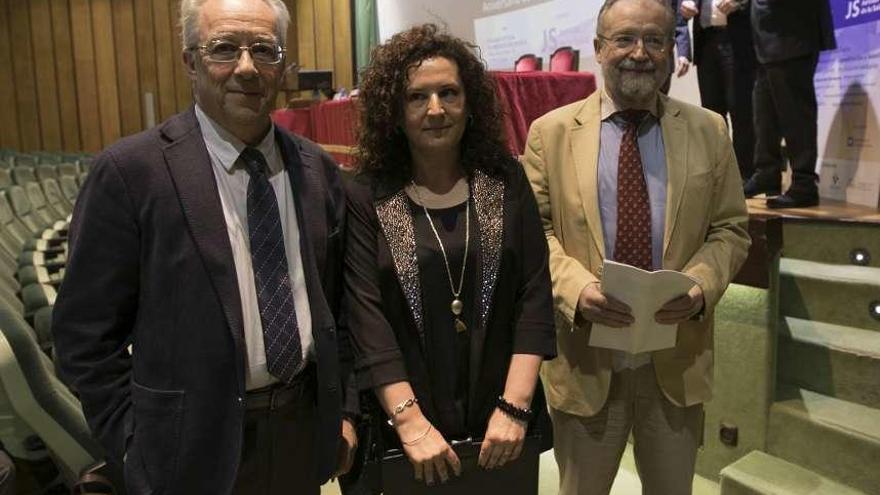 Sergio Gallego y Leopoldo Tolivar, vicepresidentes del comité científico del Congreso, junto a la presidenta del comité ejecutivo, Josefa Cantero, antes del acto de inauguración en el Colegio de Médicos, en Oviedo.