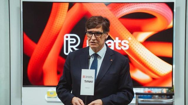 El president de la Generalitat, Salvador Illa, durant la visita a la fàbrica Relats, a Da Nang, al Vietnam.