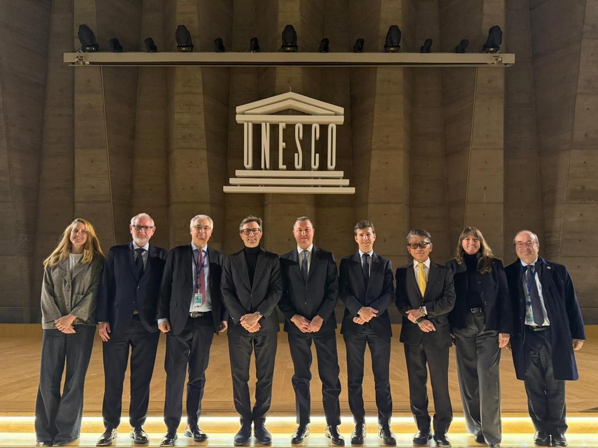 27/02/2026 Delegación encabezada por el presidente de la Boqueria, Jordi Mas y la Comisionada de Promoción Económica, Comercio y Restauración del ayuntamiento de Barcelona, Nadia Quevedo, en la sede de la Unesco en París. El mercado de la Boqueria de Barcelona ha solicitado formalmente su reconocimiento como Patrimonio Inmaterial de la Humanidad, una distinción con la que se pretende garantizar su continuidad como mercado histórico y que ha pedido junto a otros dos mercados: el mercado de San Lorenzo (Florencia) y el mercado de Nishiki (Kioto). POLITICA MERCADO DE LA BOQUERIA