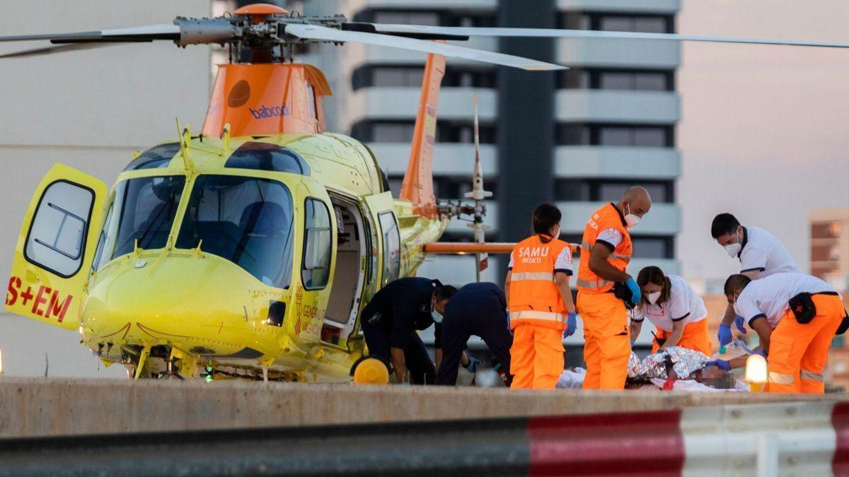 El traslado al hospital de los pasajeros del tren heridos en el incendio de Bejís.