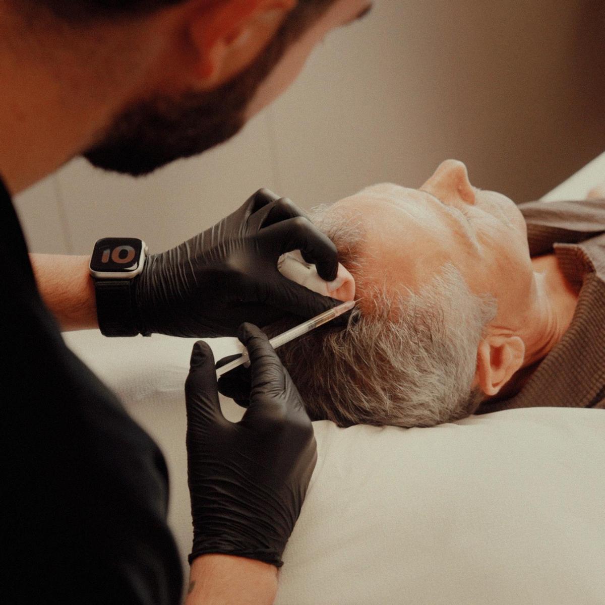 El doctor Paule aplica tratamiento estético a un paciente.