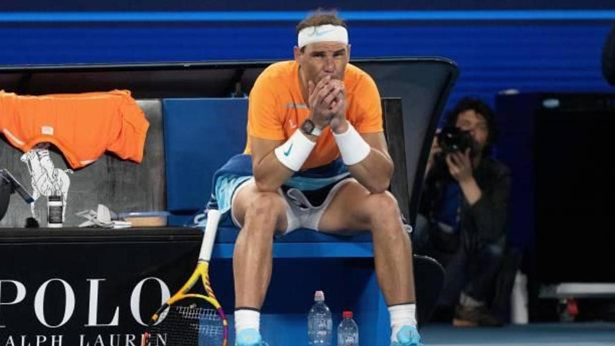 Nadal, sentado tras lesionarse ante McDonald.