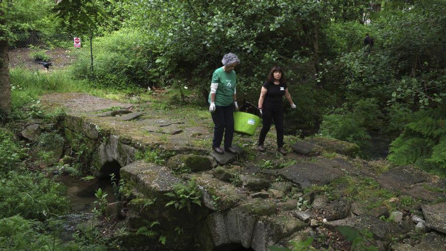 Vaipolorío celebra una jornada de limpieza junto a la Ponte do Couto