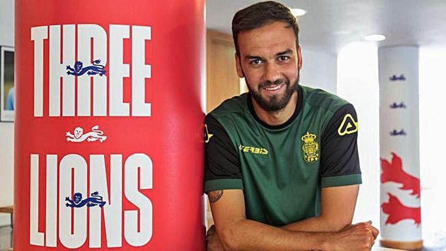 David Rodríguez &#039;Deivid&#039;, marcador central de la UD Las Palmas, posa en el salón del Hotel Hilton de la ciudad deportiva de la selección inglesa St George&#039;s Park, en Burton Upon Trent, en julio de 2018.