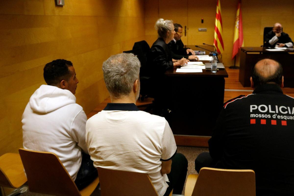 A l'esquerra, l'acusat de fer que un gos de raça potencialment perillosa ataqués un home a Empuriabrava.
