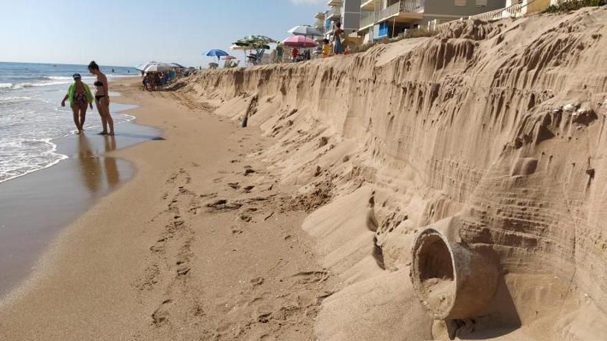 El enorme escalón quese ha formado en laplaya de Tavernes, ha dejado tuberías al aire.  T.Á.C