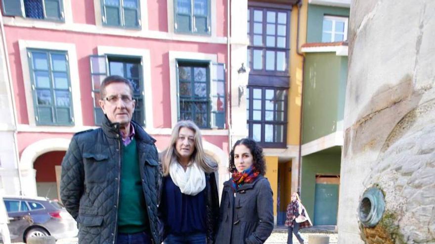 Alejandro Cueli, Carmen Conde y Llarina González, en los caños de Rivero, ayer sin agua.