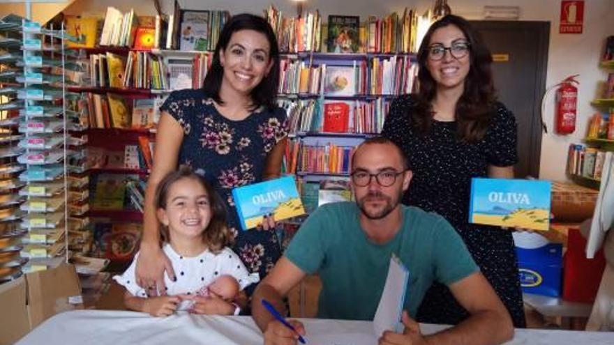 Moreno presenta un libro sobre los «encantos» de Oliva gracias al crowdfunding