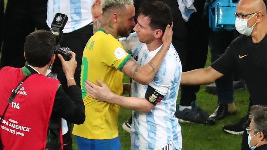 El sentido abrazo entre Messi y Neymar, rivales pero amigos