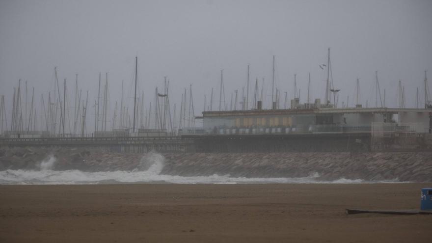 La niebla dificulta el control del vertido frente a la costa pero empieza a desintegrarse