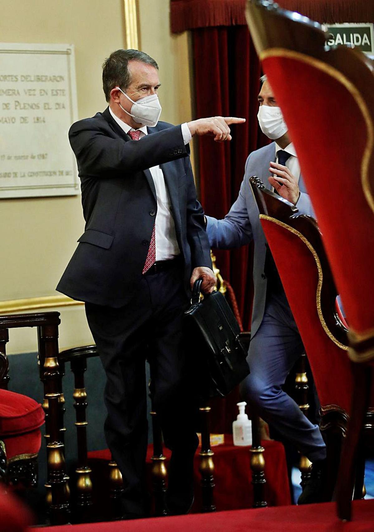 El presidente de la FEMP, Abel Caballero, ayer, en su entrada en el Senado.