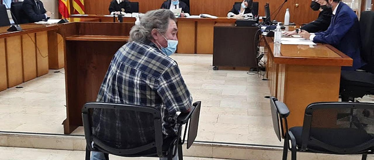 El condenado por intento de homicidio, ayer, durante el juicio en la Audiencia. | L.MARINA