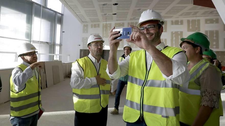 El alcalde José Hila se hace una foto junto a Mangado.