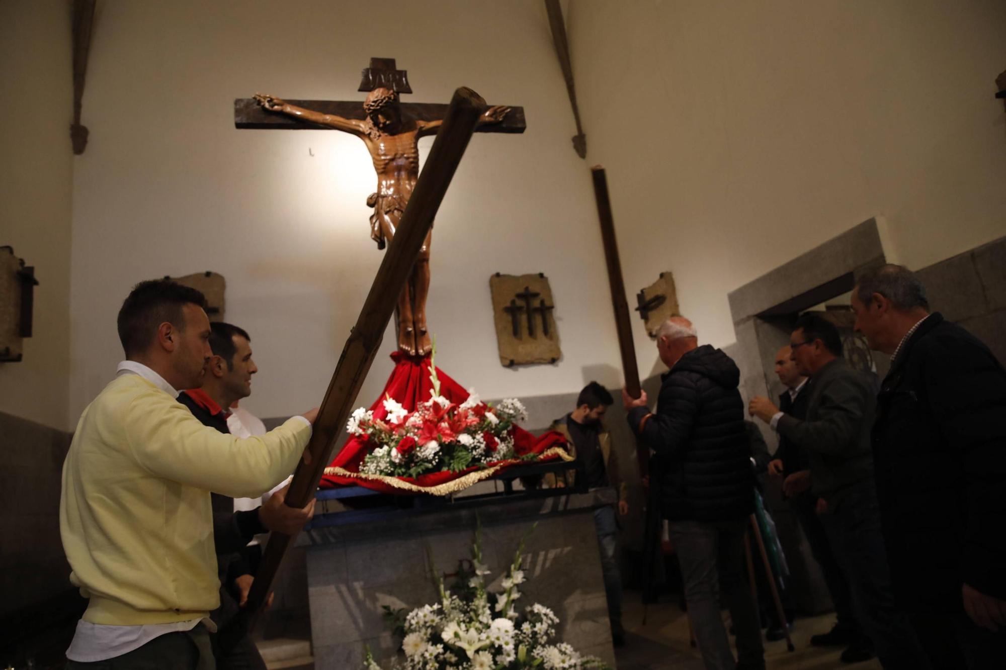 En imágenes: Así fueron las misas y procesiones suspendidas por la lluvia en Cenero y Jove