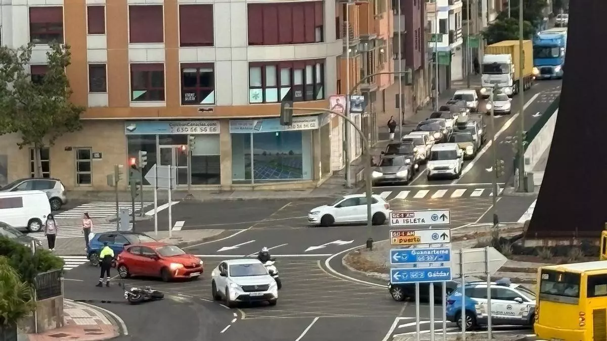 La caída de un motorista cierra el acceso al túnel de Julio Luengo en Las Palmas de Gran Canaria