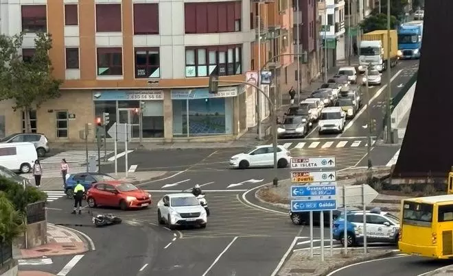Caída de un motorista a la salida del túnel de Julio Luengo, en Las Palmas de Gran Canaria