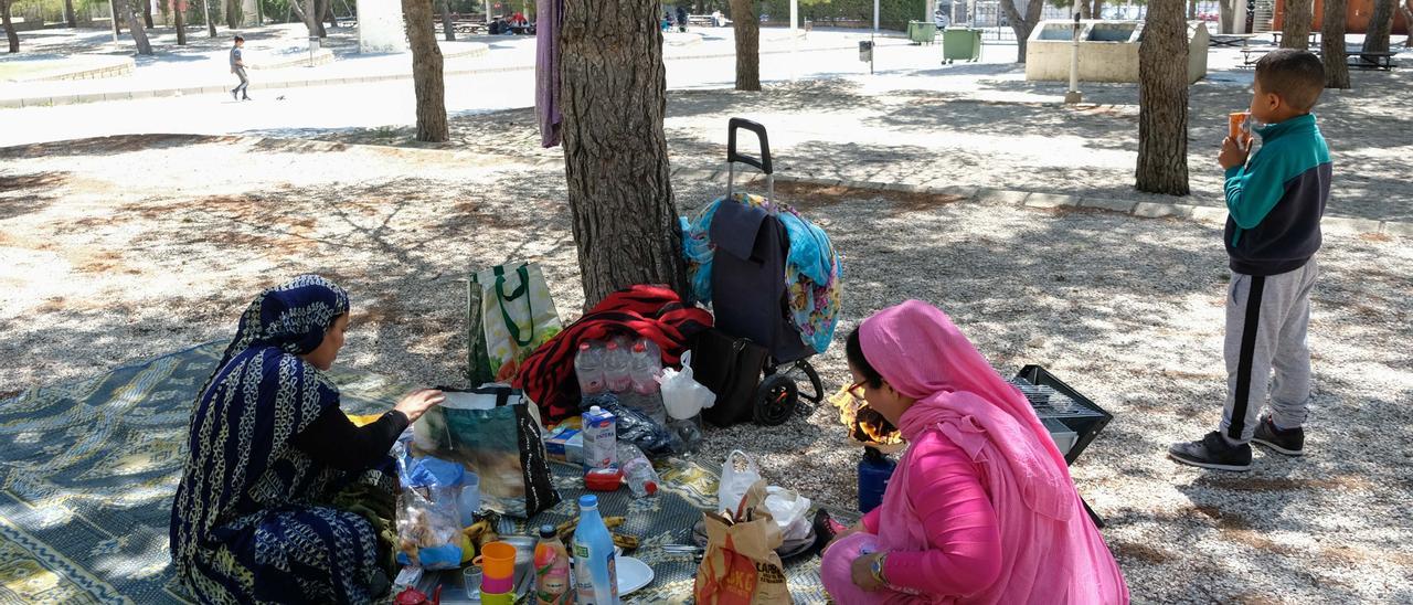 Una familia musulmana en el parque San Crispín de Elda.