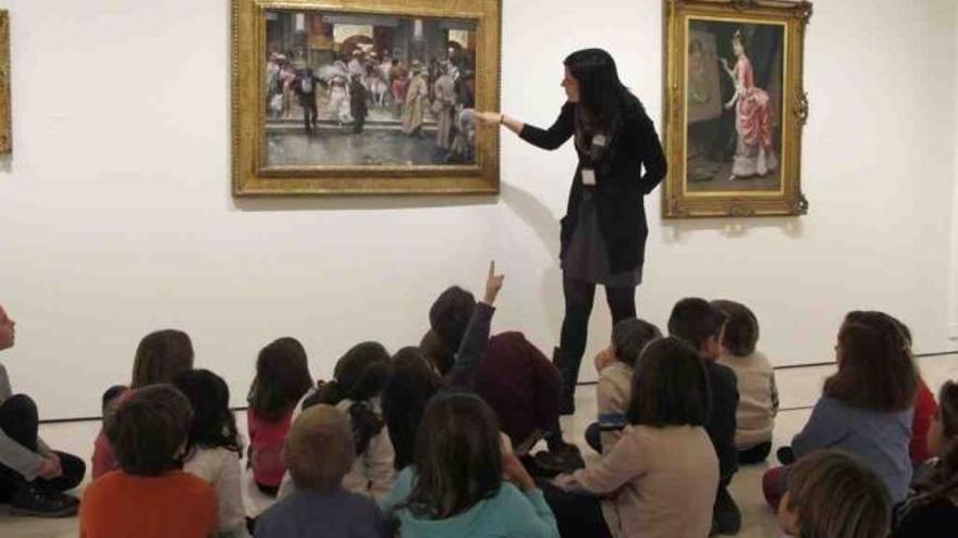 Una de las visitas guiadas para niños que organiza el Museo Carmen Thyssen.