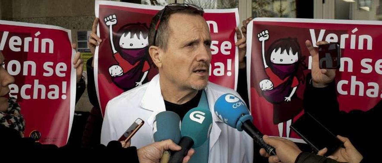 Javier Castrillo, durante una protesta contra el cierre del paritorio de Verín. // Brais Lorenzo