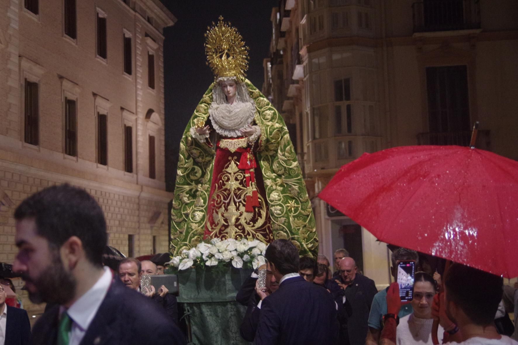Traslado de la Virgen de Gracia y Esperanza, de la cofradía de Estudiantes, previo a la salida procesional extraordinaria por el 75 aniversario de la imagen