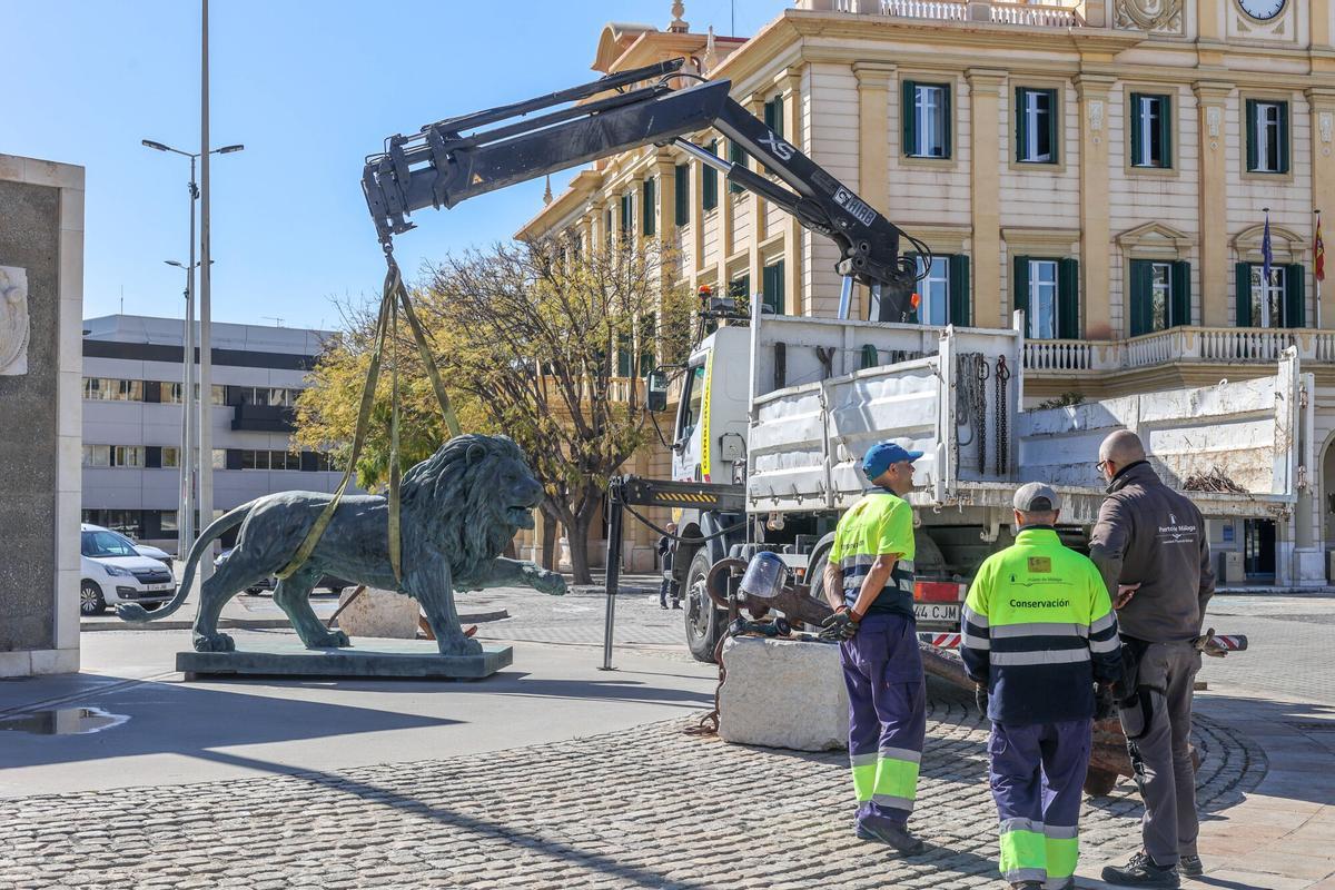 Traslado y montaje de dos leones que forman parte del grupo escultórico donado por Ginés Serrán al Puerto de Málaga y que incluye un Neptuno y un Venus gigantes