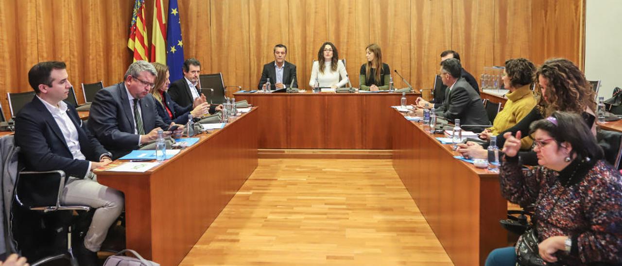 Diputados autonómicos que integran la comisión de estudio sobre los efectos de la gota fría, reunidos en la sesión constitutiva celebrada ayer en el Ayuntamiento de Orihuela.