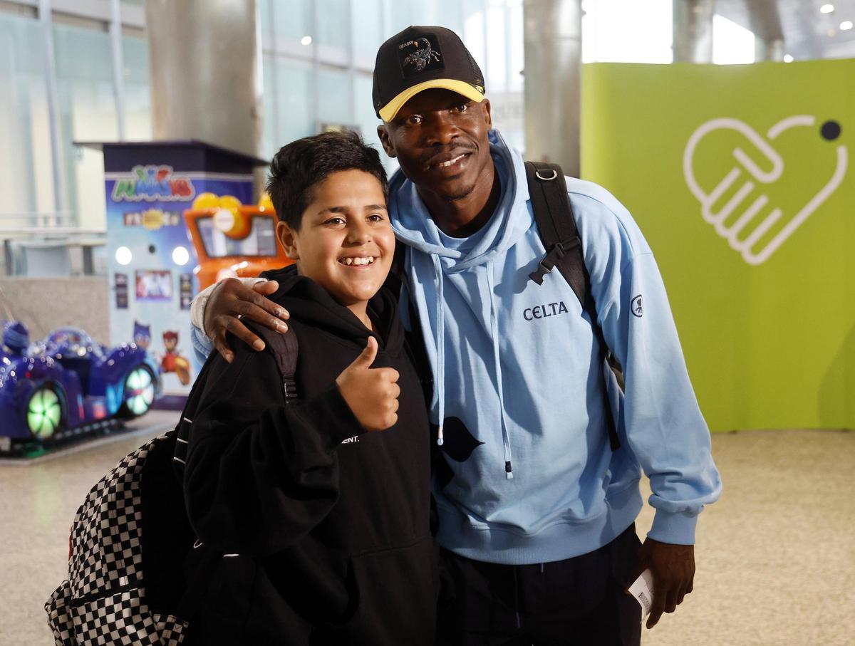 Un aficionado se fotografía con Aidoo en Peinador.