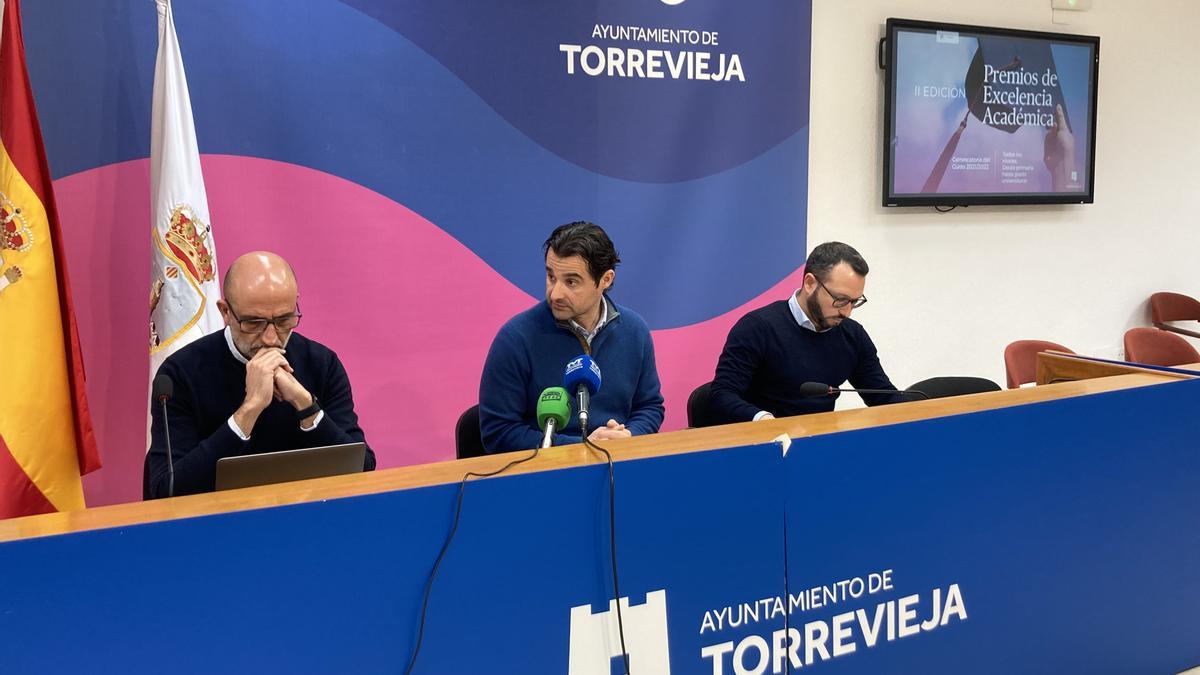 Eduardo Dolón, en el centro, junto al edil de Educación, Ricardo Recuero y el concejal de Hacienda, Domingo Paredes