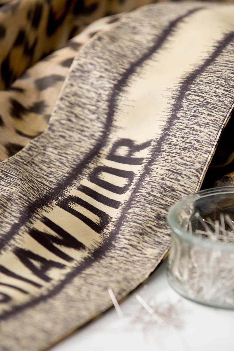 La firma Christian Dior remata el interior de la chaqueta Bar Mizza
