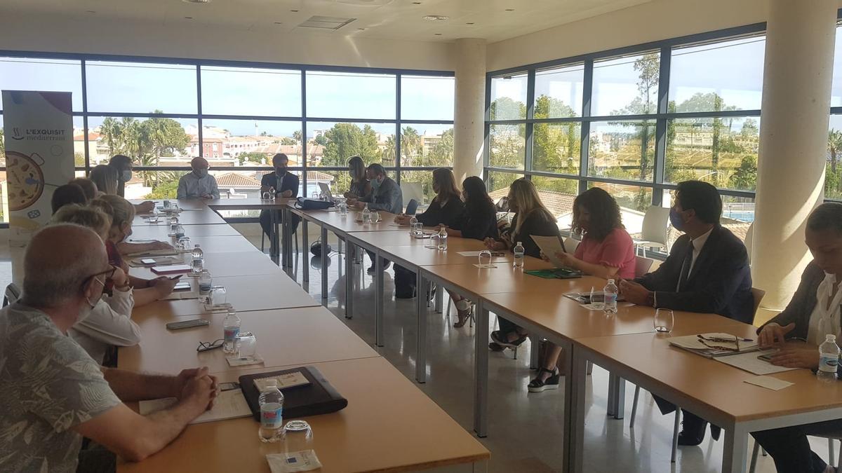 Una imagen de la reunión mantenida ayer entre empresarios y sindicatos de la hostelería.