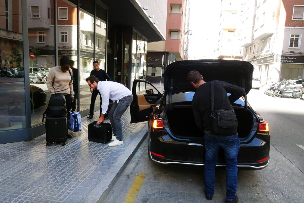 MLG 10-11-2025.-Varios huéspedes abandonan el Hotel Sonder propiedad de la cadena Marriot en calle Plaza Toros Viejas, donde en el día de hoy cerrará sus puertas.