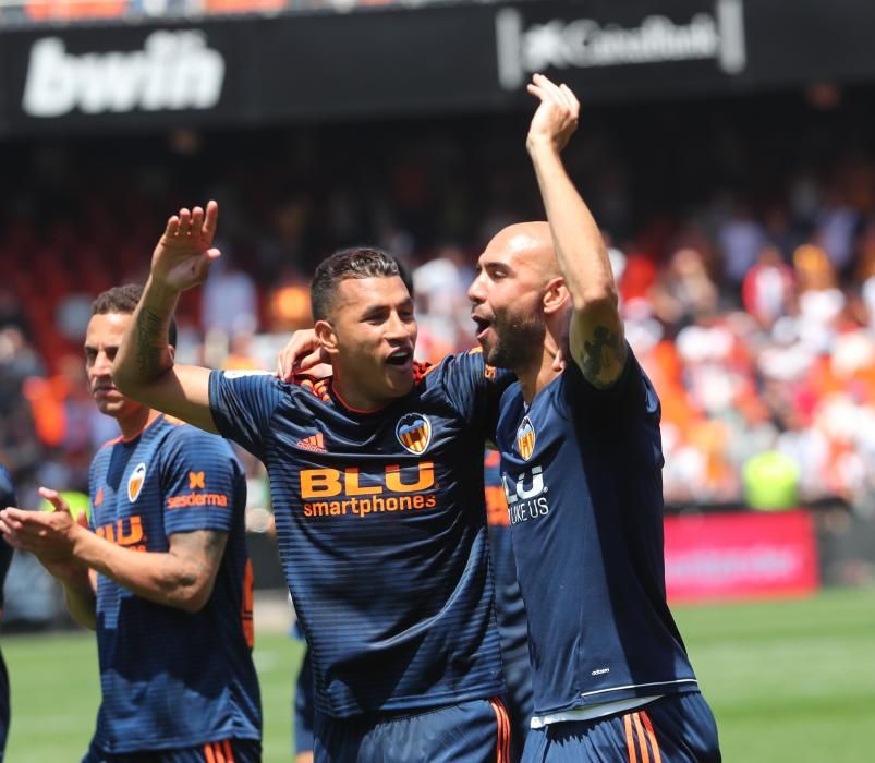 Fiesta y manteo de los jugadores del Valencia CF