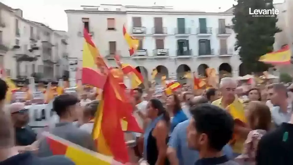 La concentración en apoyo a Ceuta llena Gandia con gritos de "Sánchez, dimisión" y "el alcalde dónde está"
