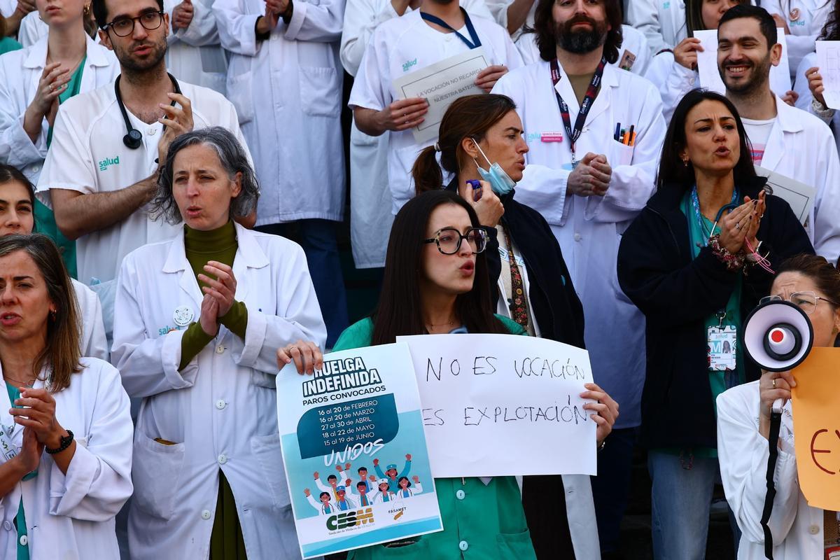 En imágenes I Protesta de los médicos de Aragón a las puertas de los hospitales en el primer día de huelga