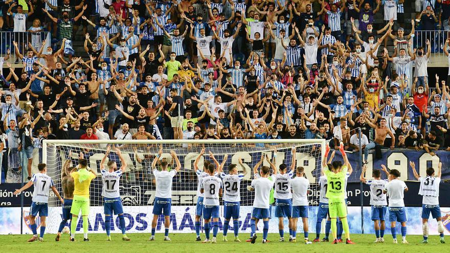 Jugadores y afición celebranla victoria frente al Gironaen La Rosaleda