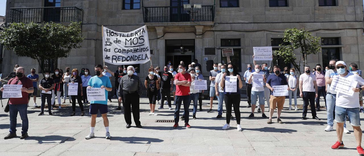 Los hosteleros de Redondela, ayer, durante la protesta ante la Casa Consistorial. / Pablo Hernández