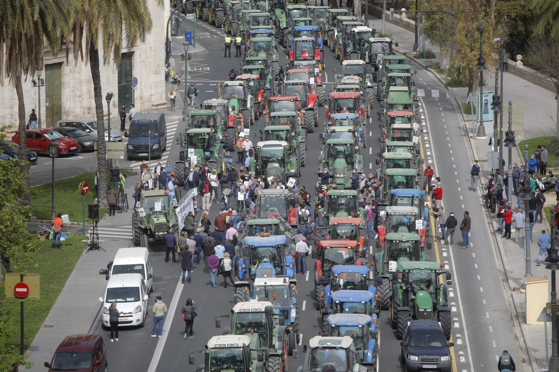 Tractorada de arroceros por el centro de València