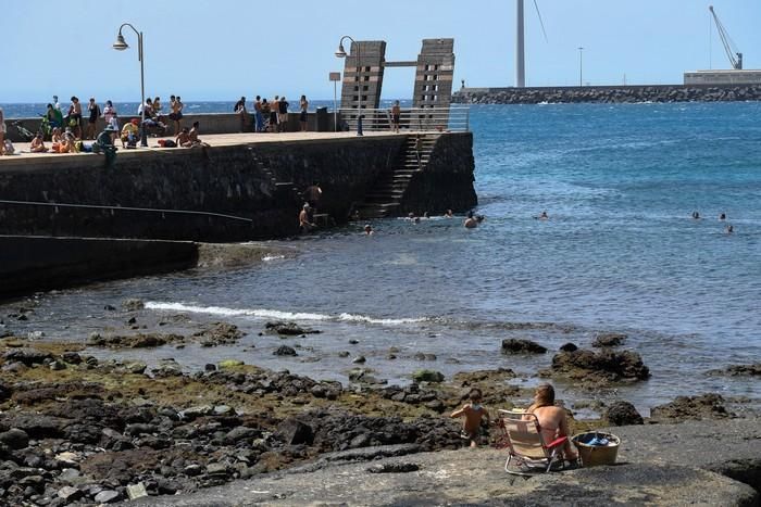 Bañistas y terrazas llenas en la Playa de Arinaga