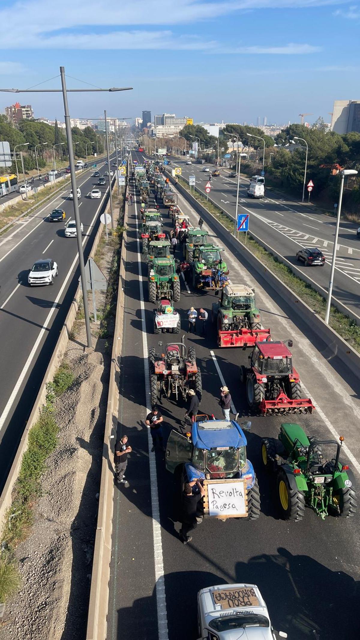 Tractores circulando por la Diagonal