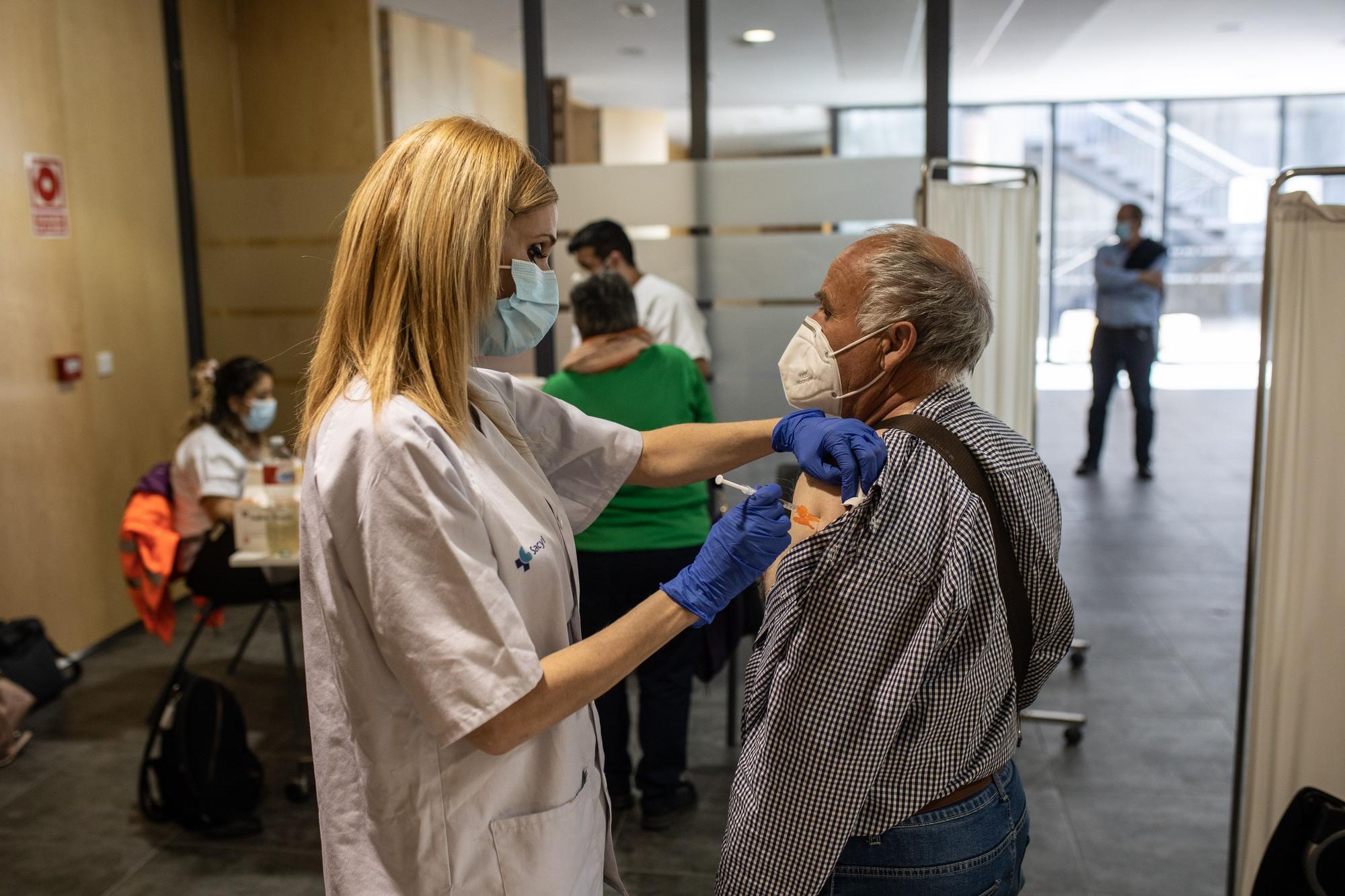 GALERÍA | La vacunación de la generación del año 1956 en Zamora