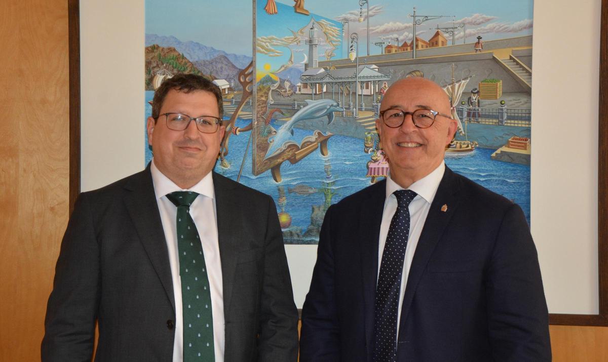El nuevo director de la Autoridad Portuaria de Santa Cruz de Tenerife, junto a su presidente.