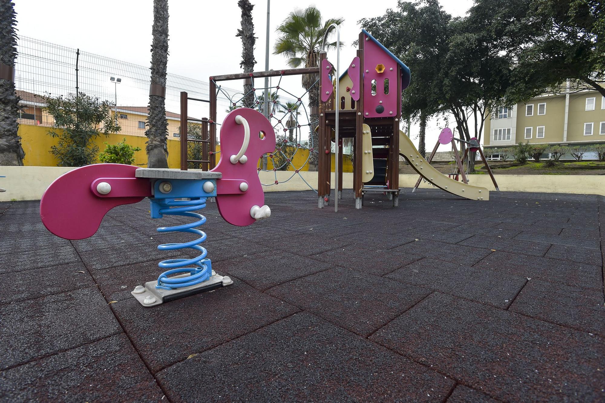 Desperfectos en la Calle Batalla de Teruel y el parque infantil de la plaza Cayo Ramírez