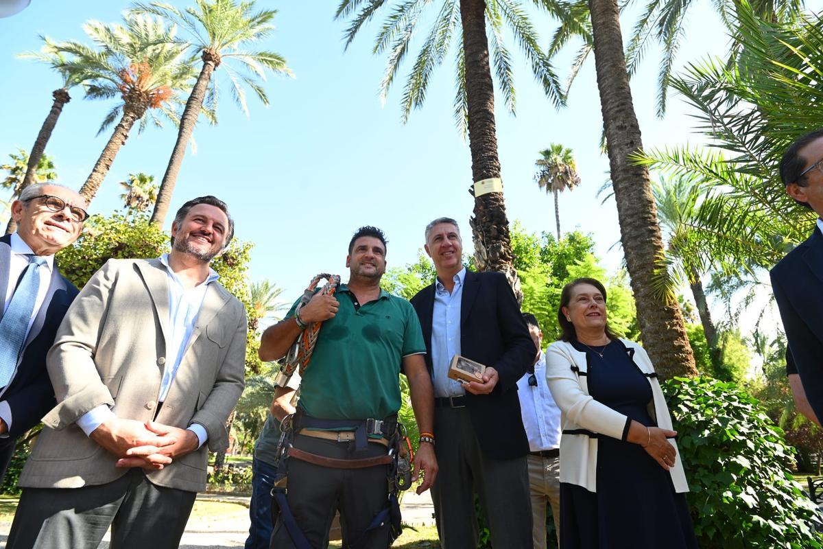 Un momento tras la colocación de la placa en honor a Badalona en el Parque Municipal de Elche.