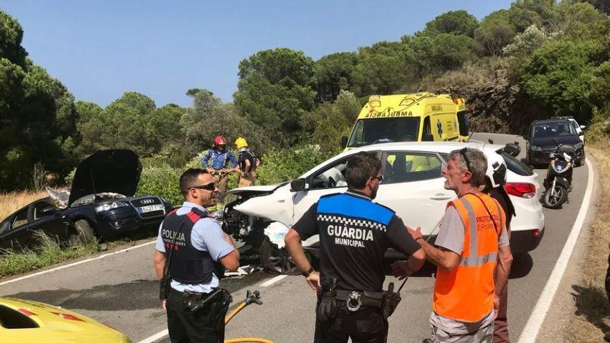 Tres ferits en un xoc a la carretera del Port de la Selva