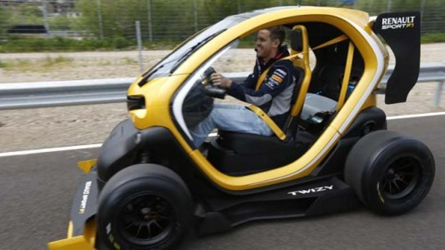 Sebastian Vettel se carga el alerón de un coche eléctrico