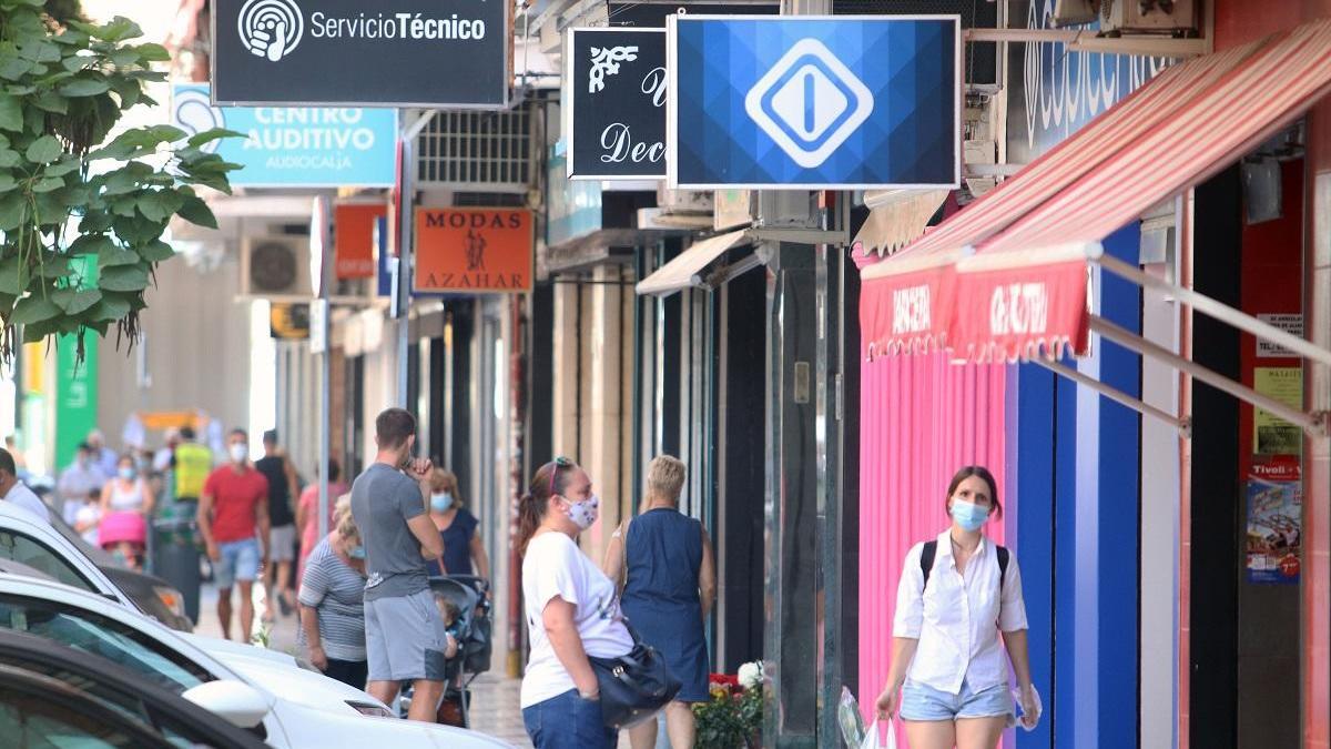 Una calle con comercios en Málaga.