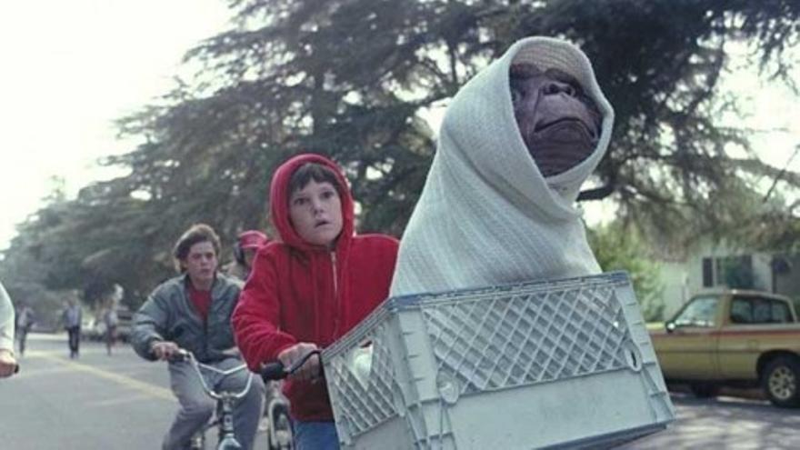 El extraterrestre E.T, en cera, en su 30 cumpleaños